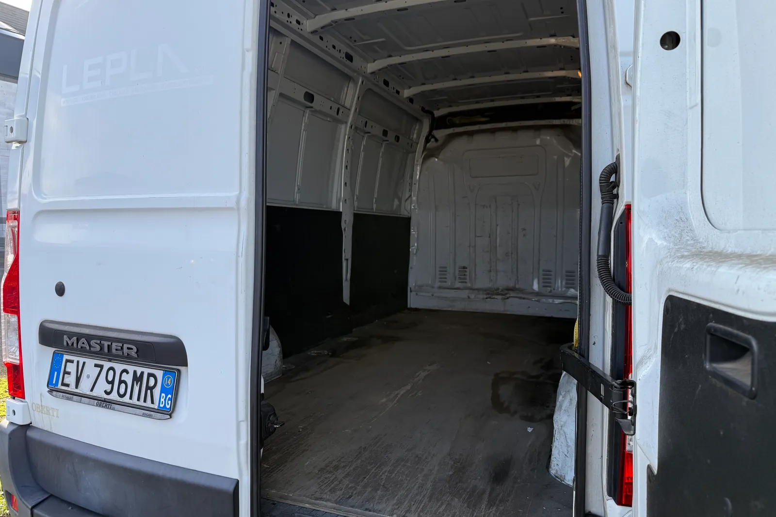 Furgone Renault Master targato EV796MR