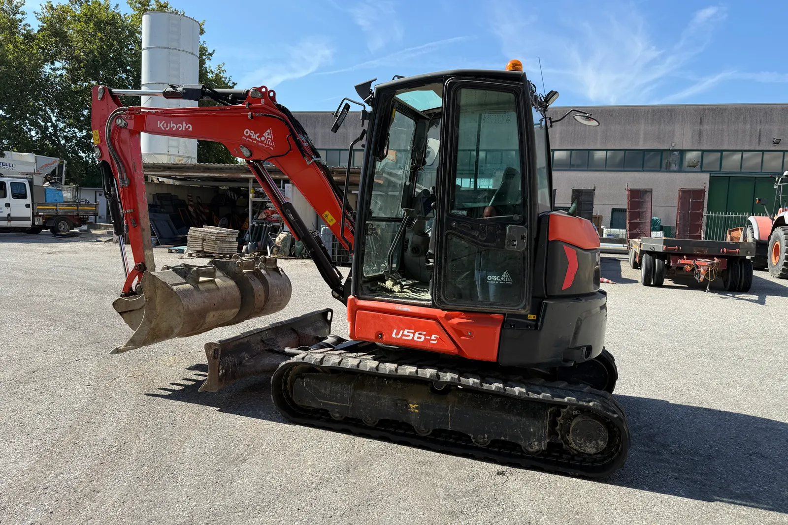 Escavatore Kubota mod. U56-5 completo di n. 3 benne e martello demolitore
