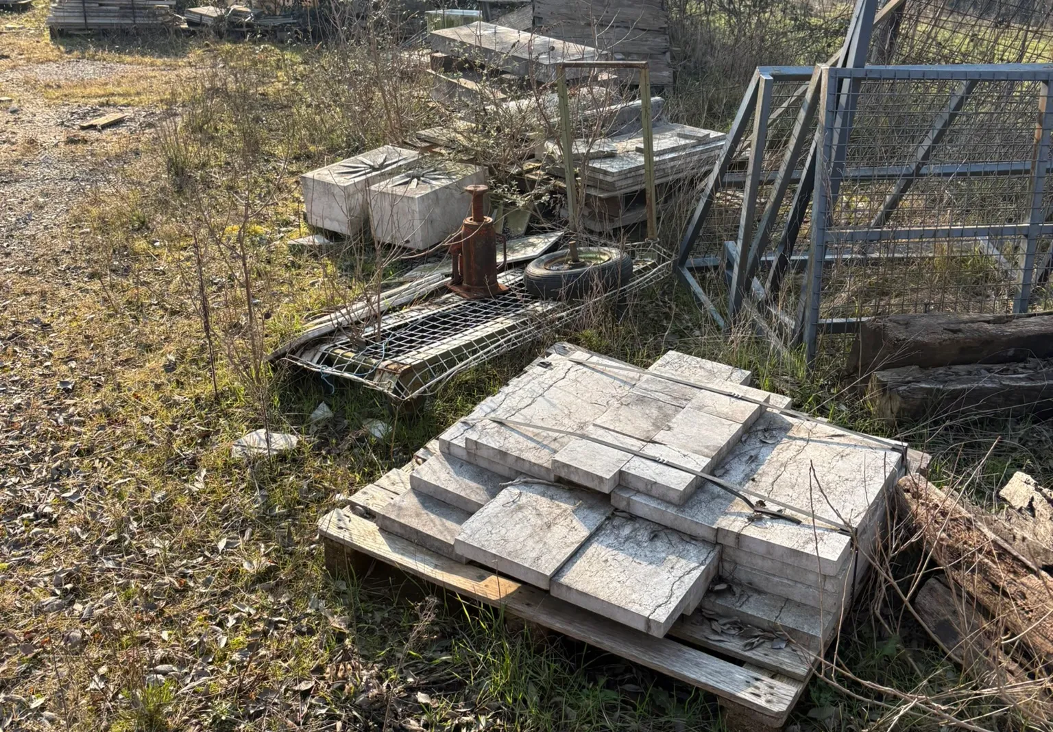 Marmo - rimanenze blocchi, semiblocchi, informi, pietrame, lastre, filagne e piastrelle, lotto espositivo e tavolo da esterno in marmo