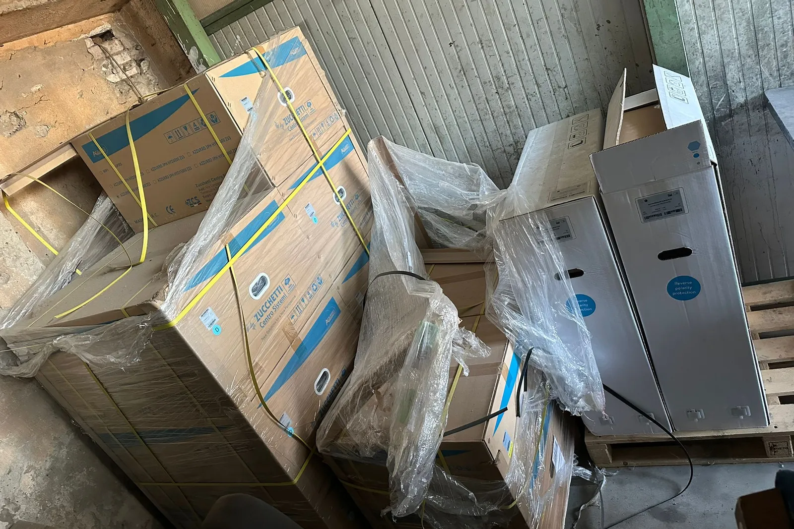 Pannelli fotovoltaici, batterie, inverter, kit di montaggio (in perizia lotto 05 parziale)