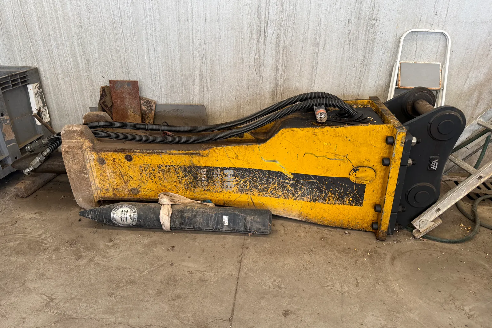 Martello demolitore con punta Atlas Copco mod. HB 2200 Dust