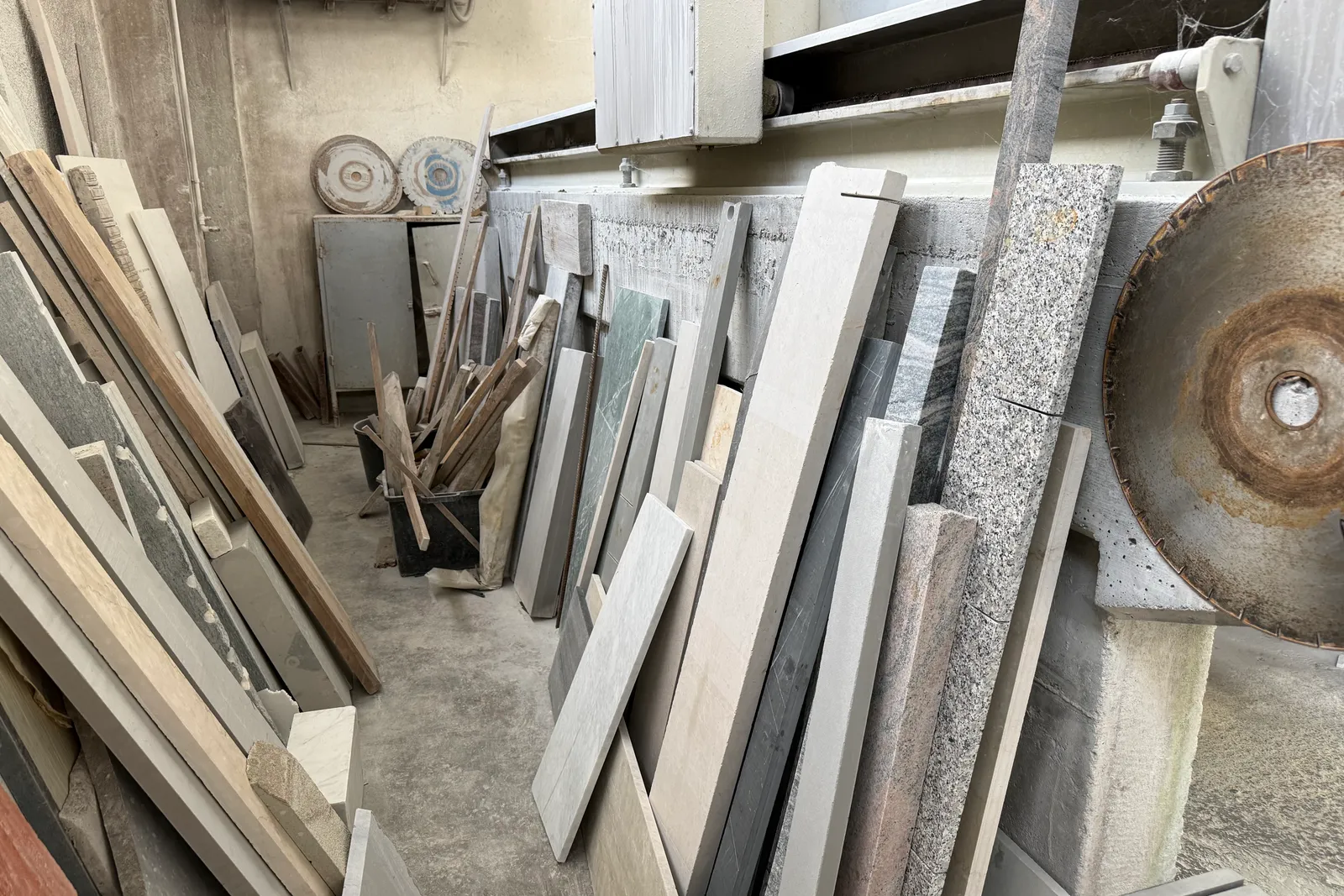 Rimanenze, strutture semifisse e macerie (ID 100, 101, 102, 103, 104)