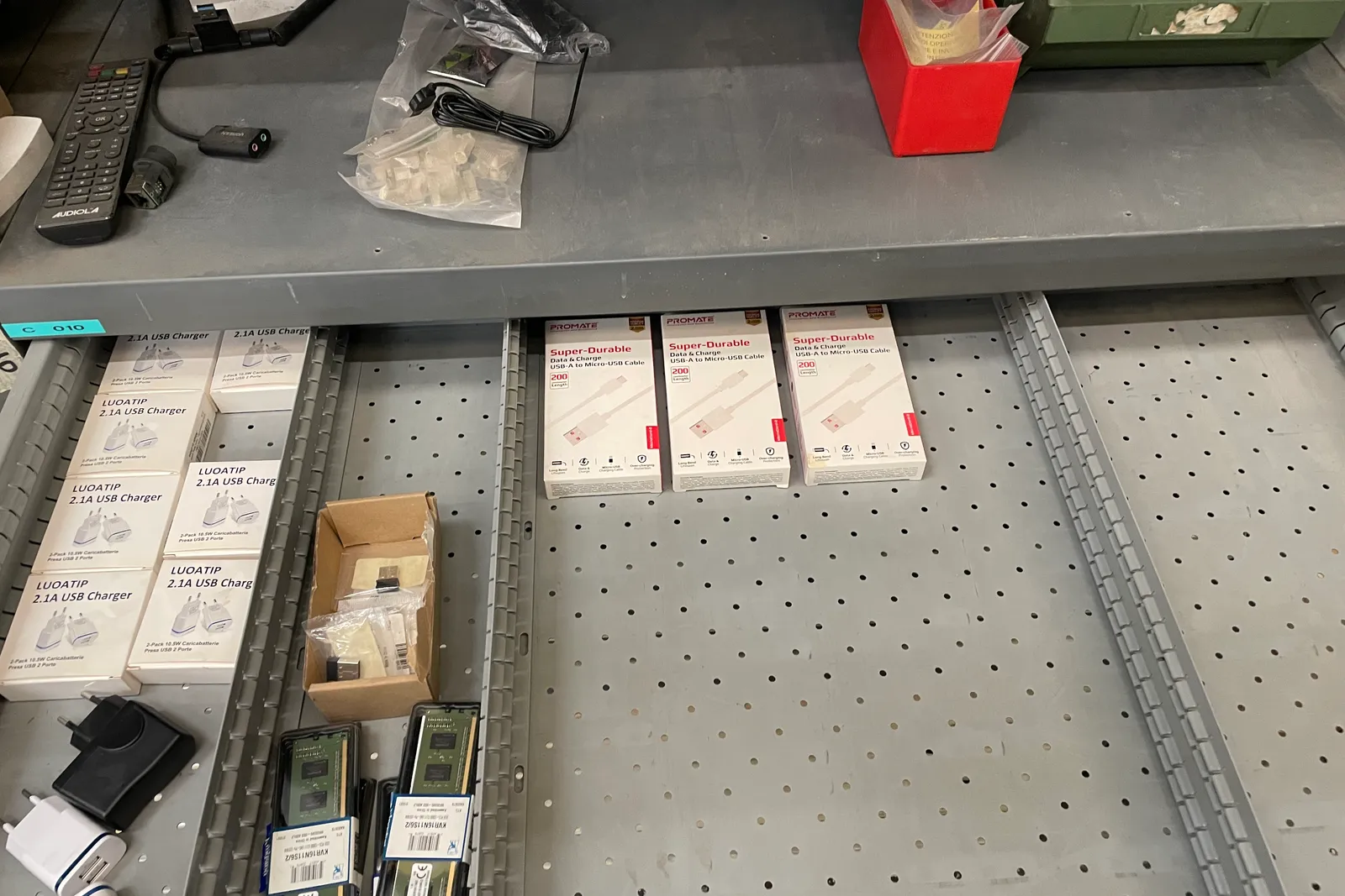 Stock lampade da tavolo, materiale elettrico e minuteria varia, oltre attrezzature e mobili da ufficio