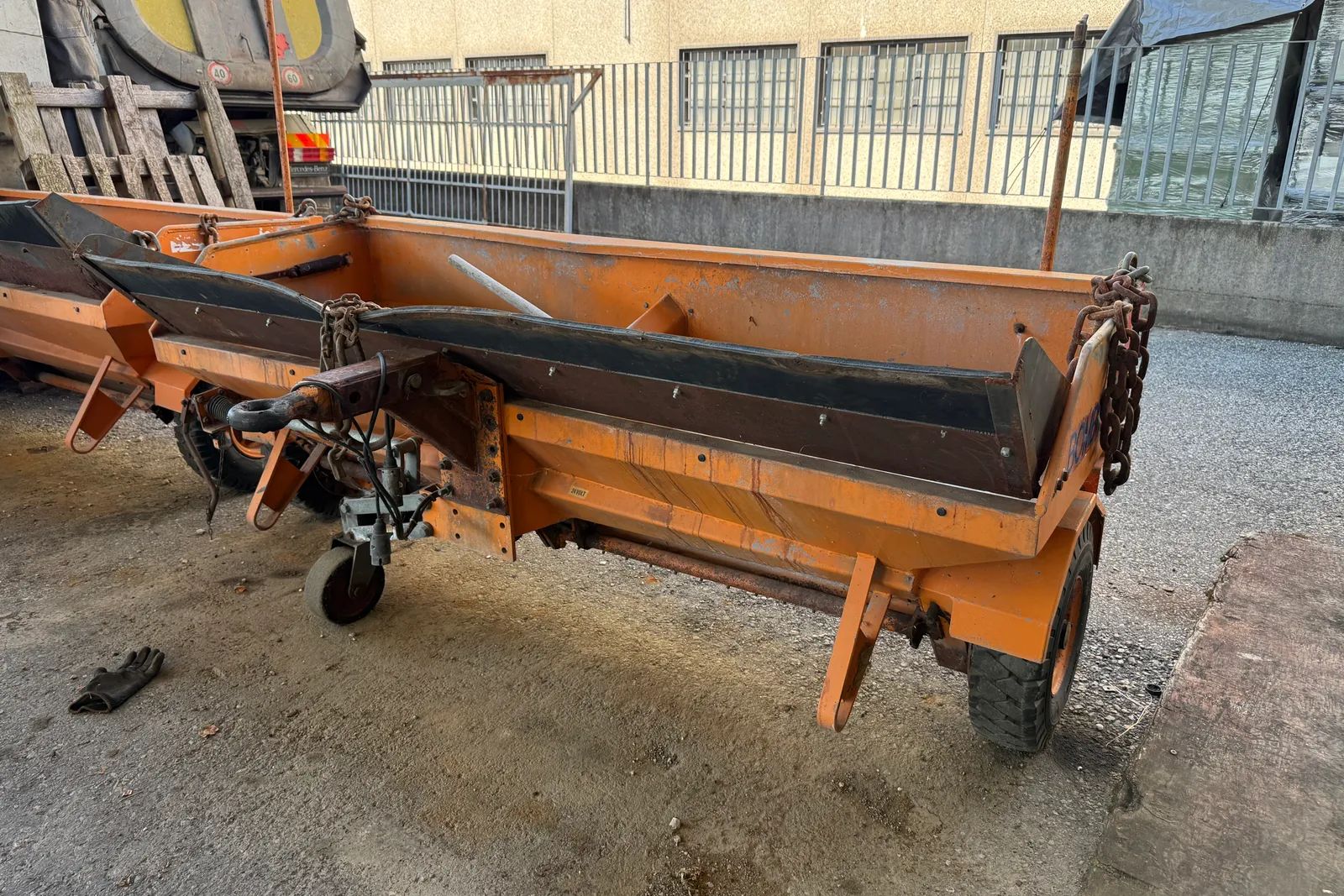 Rimorchio spargisale Bombelli mod. SMT 250 targato AAJ161