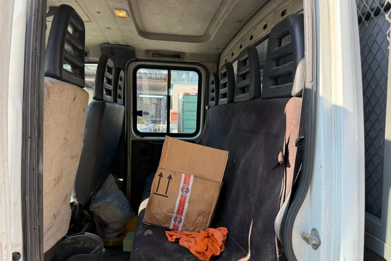 Autocarro ribaltabile Iveco Daily (35C11A) targato BN871RW con macchinario spruzzatrice per emulsione e due cisterne