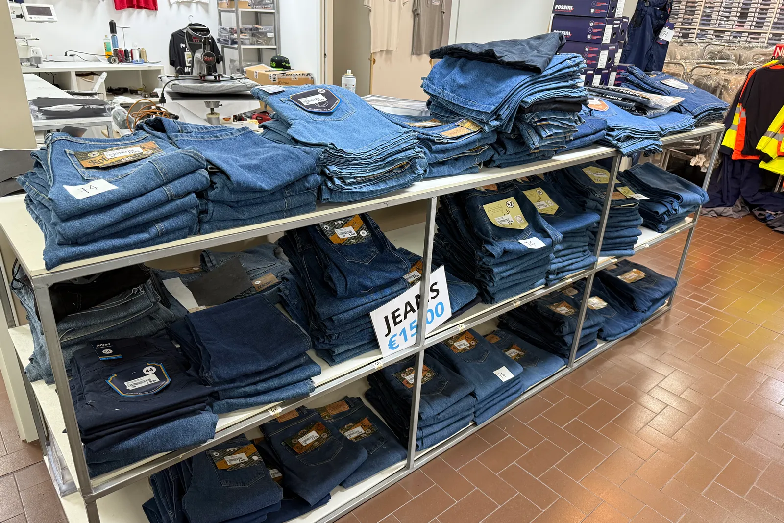 Magazzino tessuti, capi di abbigliamento e accessori – ID da n. 65 a n. 80