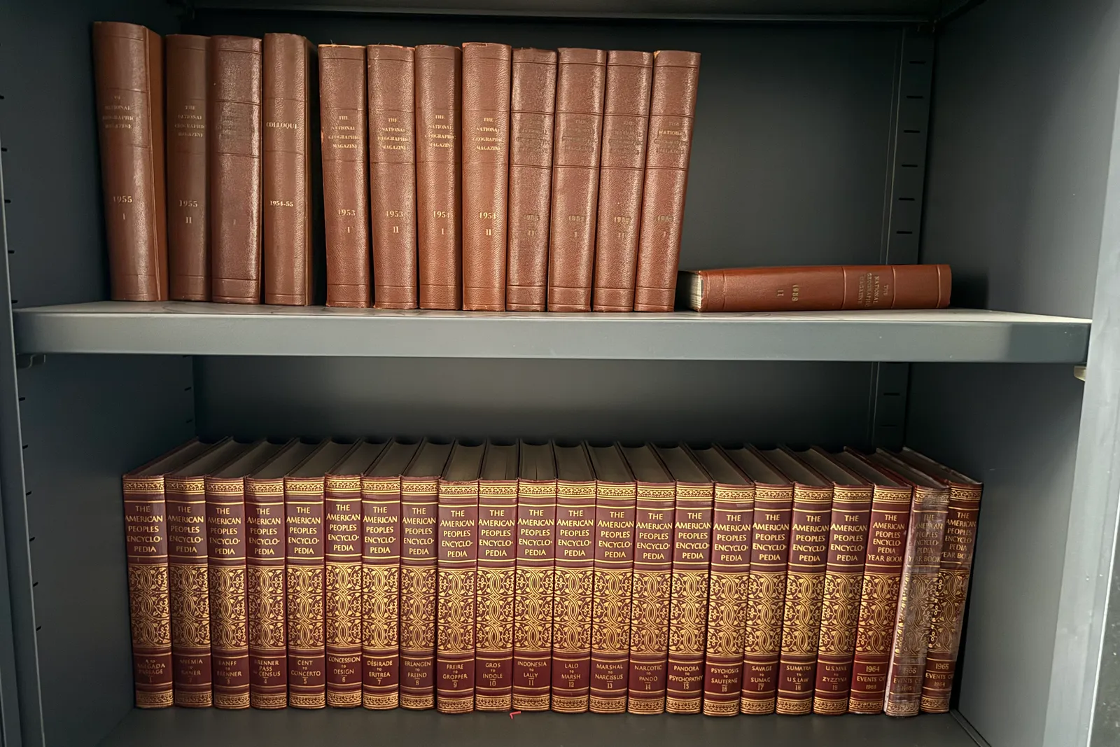 Volumi e riviste a scaffale, oltre stampe originali di uscite pubblicitarie degli anni 1955-1992 e microfiches