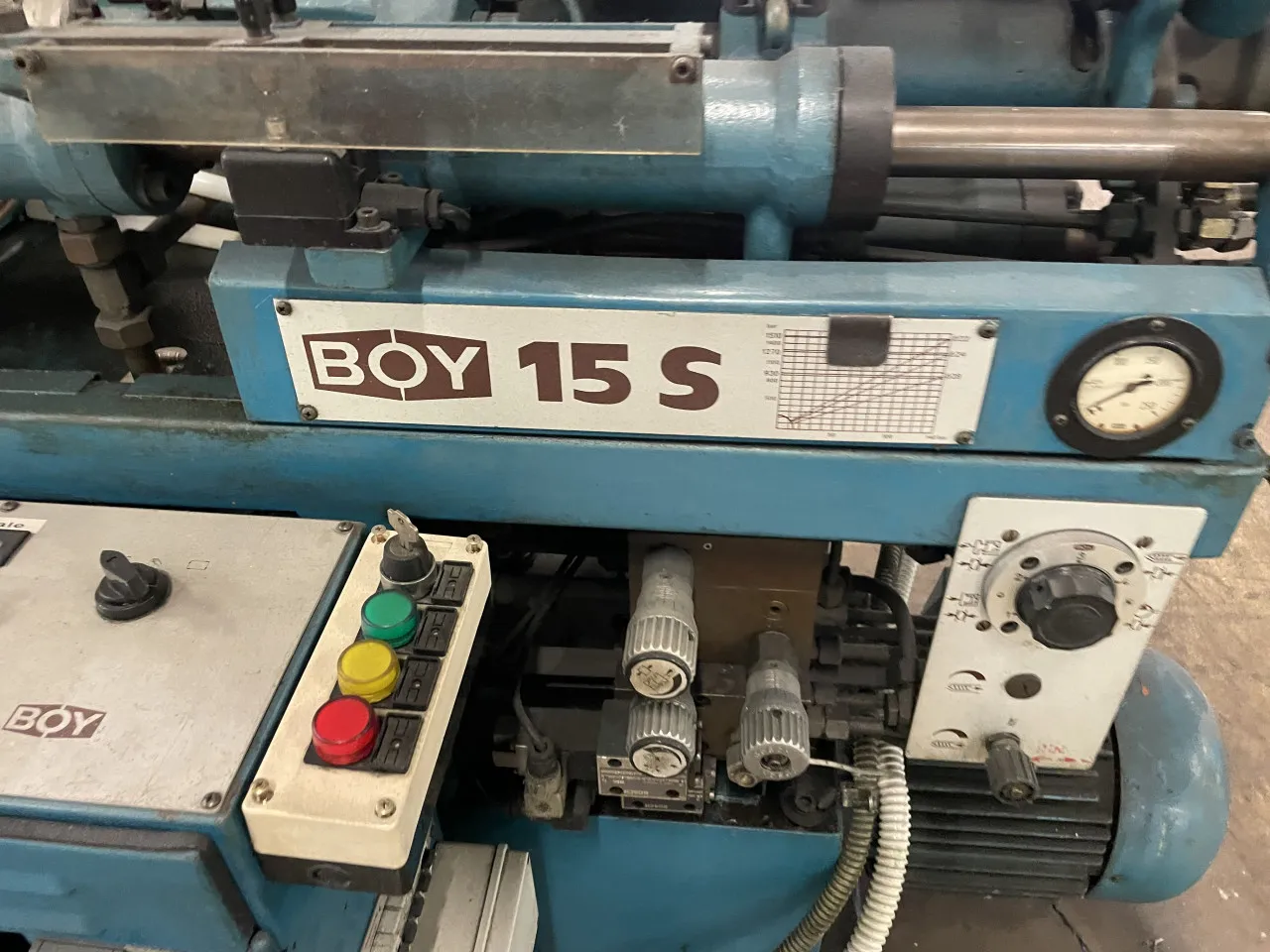 N. 1 pressa oleodinamica per stampaggio Boy mod. 15S, n. 1 pressa oleodinamica per stampaggio Boy mod. 50 T”, nastro trasportatore e tramoggia 