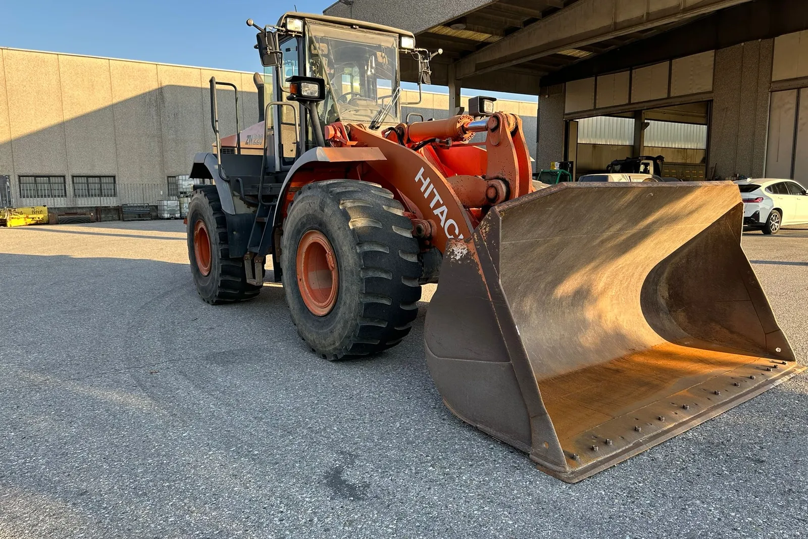 Pala caricatrice gommata Hitachi mod. ZW220 
