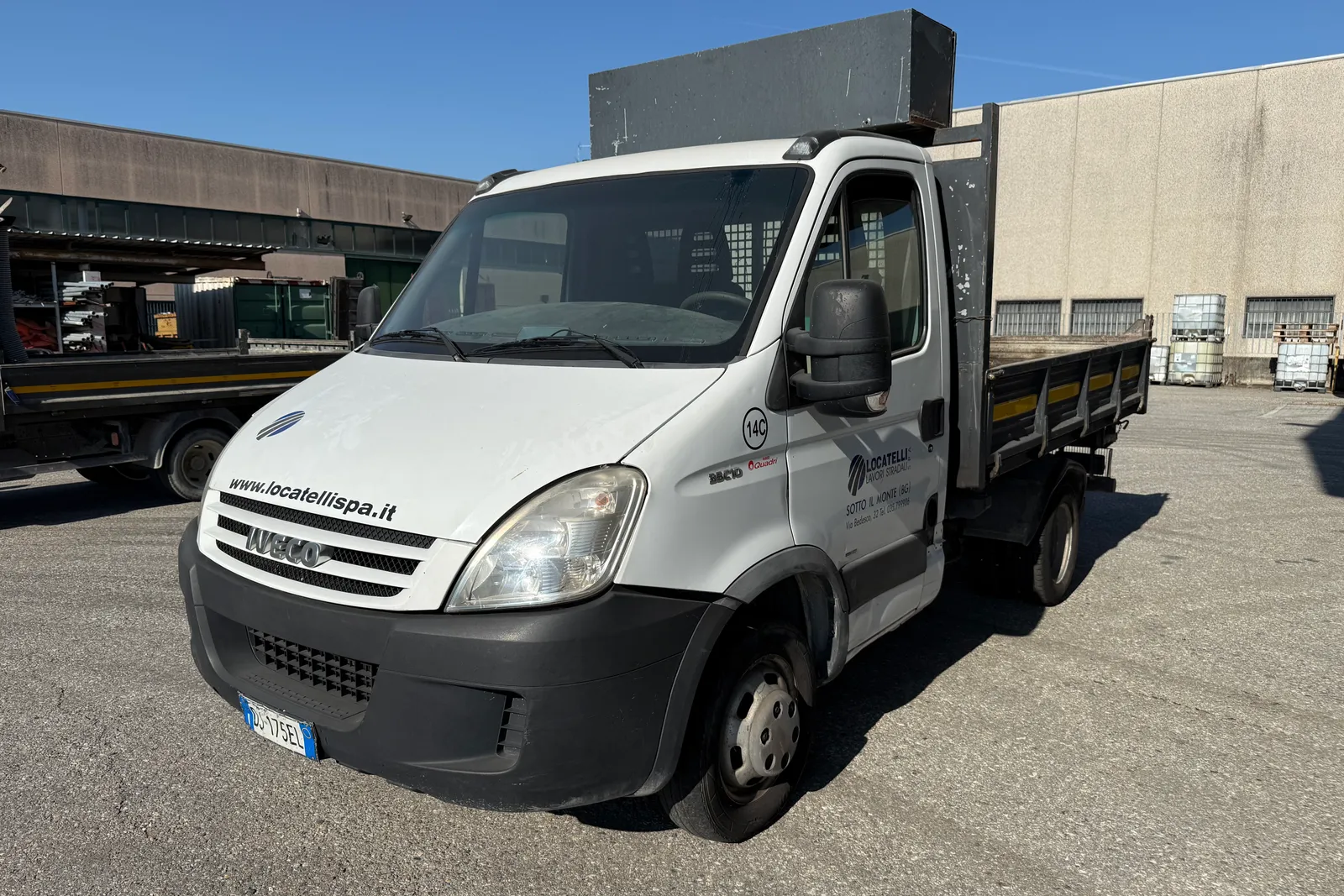Autocarro ribaltabile Iveco Daily (35E4) targato DJ175EL