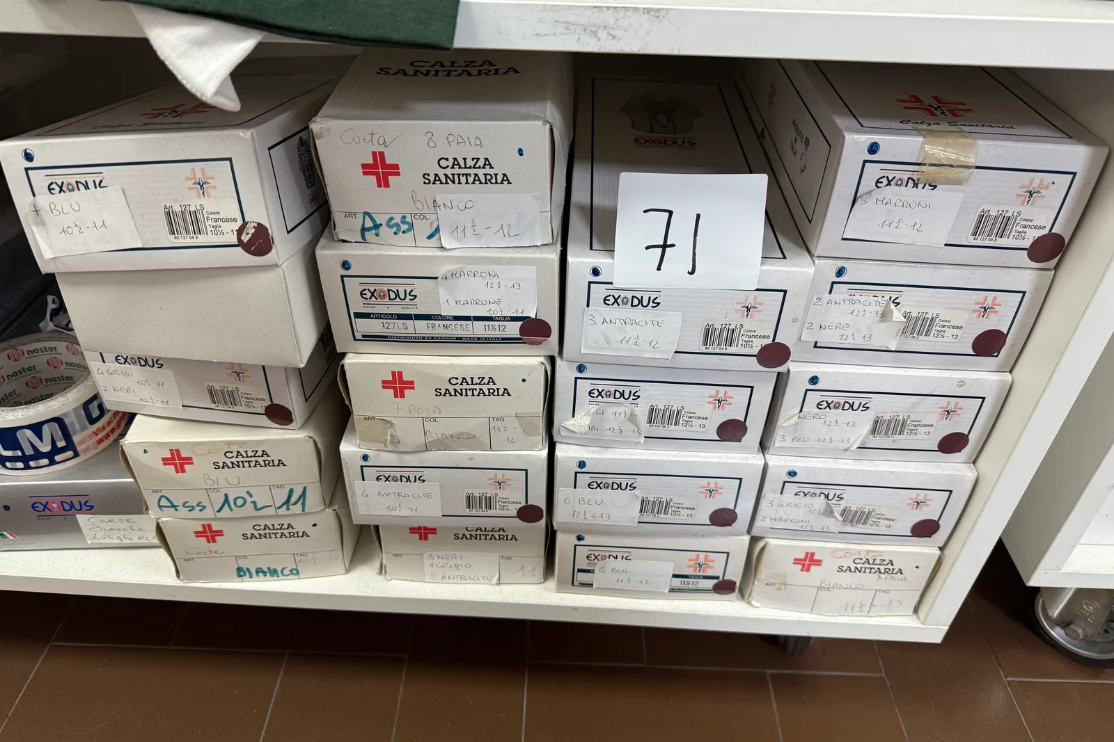 Magazzino tessuti, capi di abbigliamento e accessori – ID da n. 65 a n. 80
