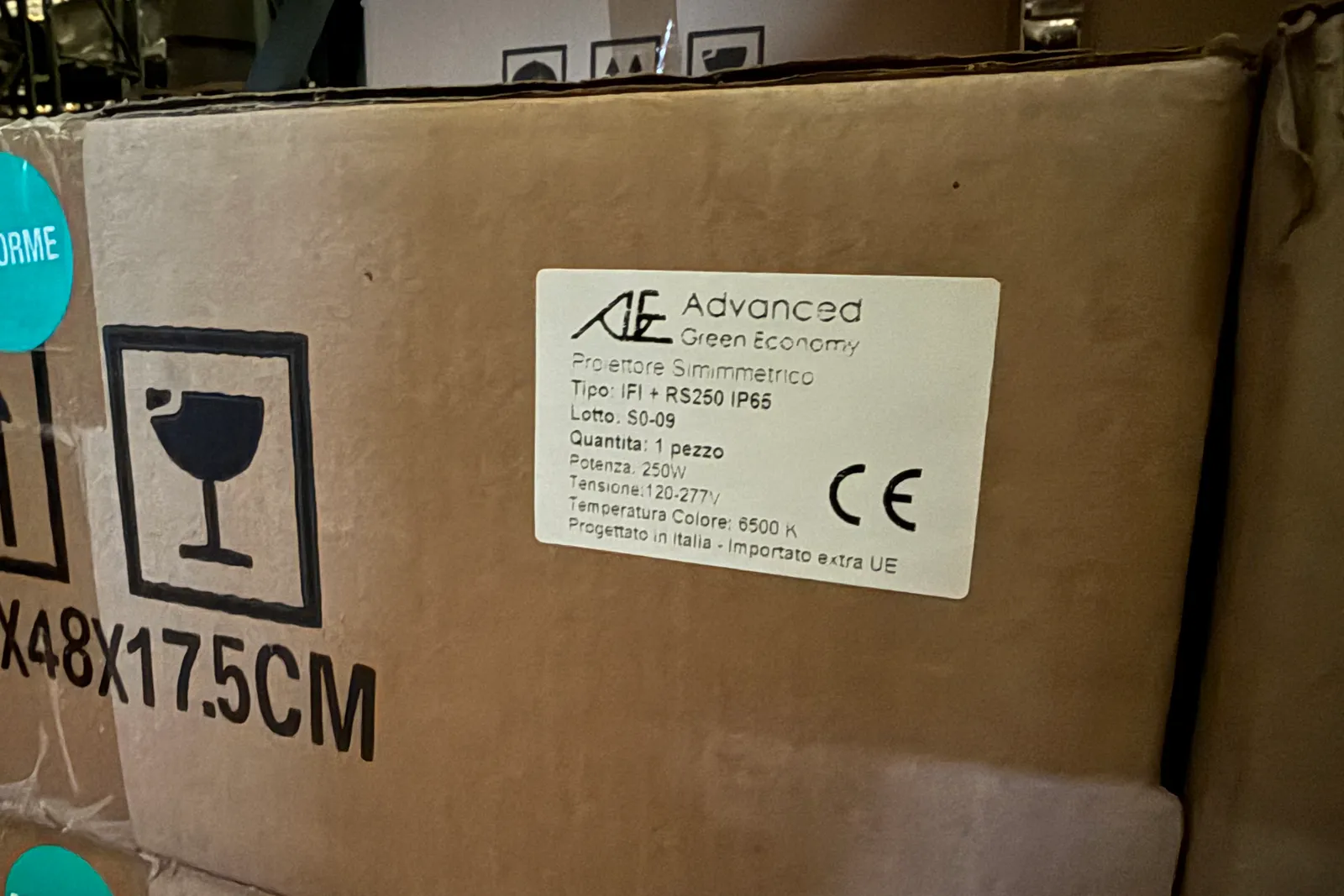 Magazzino lampade ad induzione magnetica, supporti e rimanenze