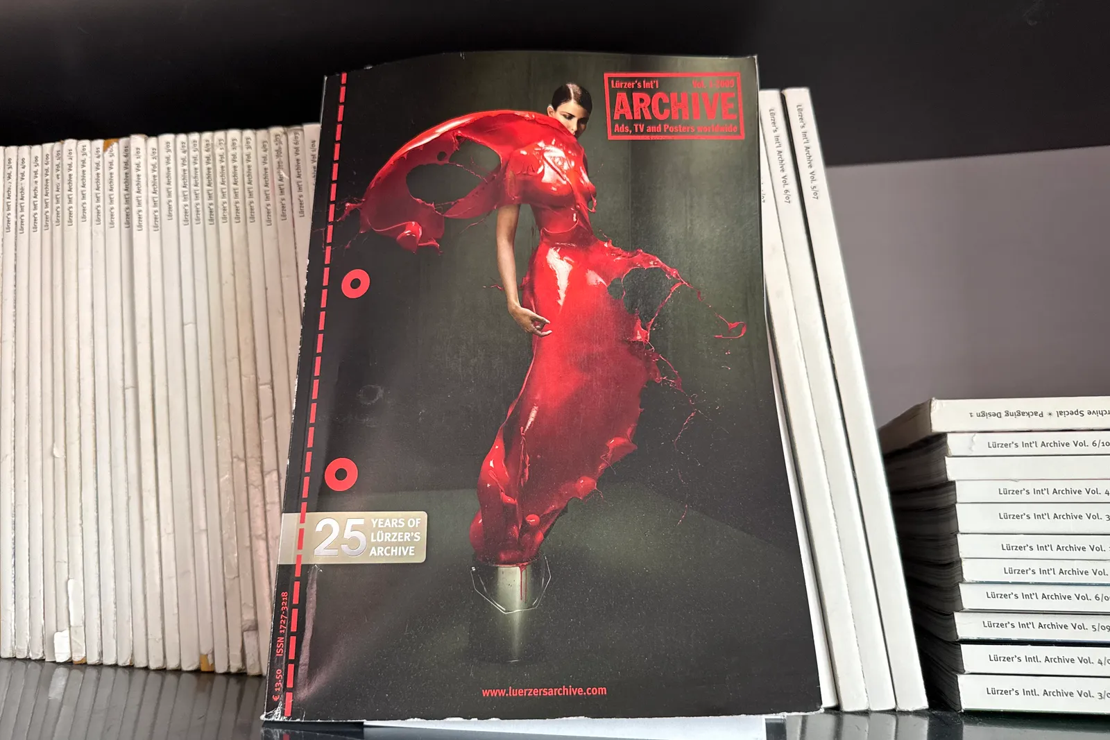 Volumi e riviste a scaffale, oltre stampe originali di uscite pubblicitarie degli anni 1955-1992 e microfiches