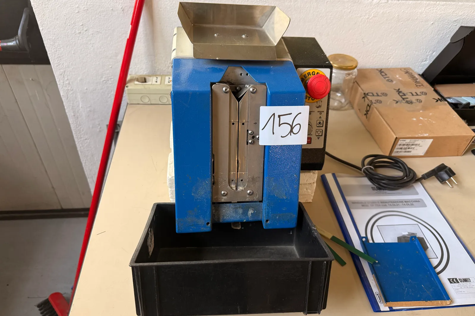 Macchinari taglia e piega componenti, aggraffatrici, riscaldatore elettrico industriale, taglierina da banco, pressa da banco, spezzonatrice, crimpatrice