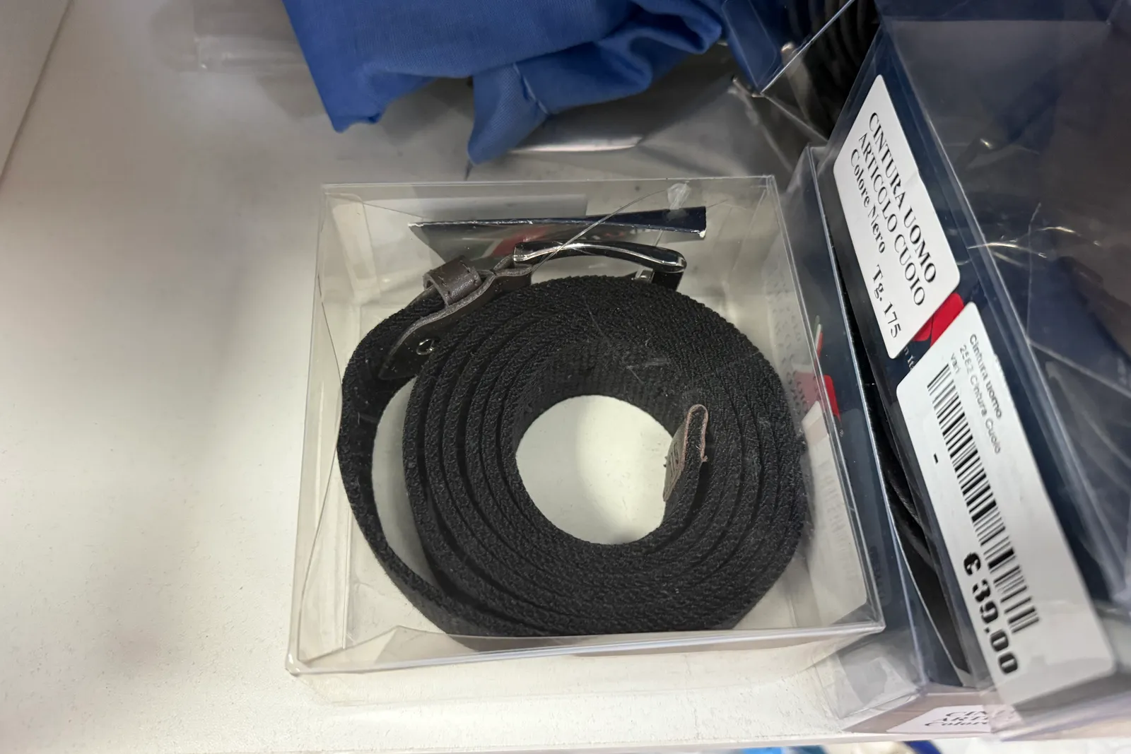 Magazzino tessuti, capi di abbigliamento e accessori – ID da n. 65 a n. 80