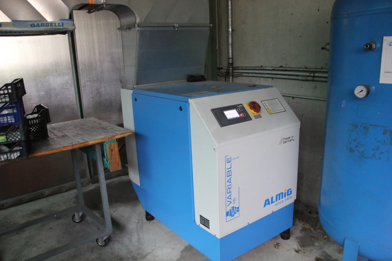 Taglierina automatica, vibroburatti, compressori ed essiccatore, proiettore profili