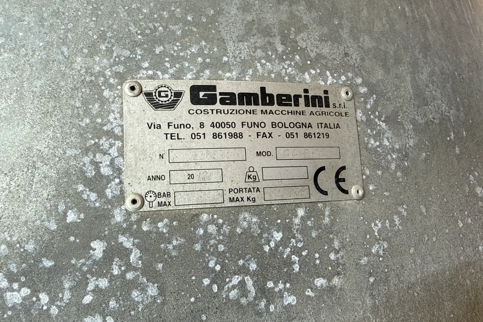 Rimorchio spargisale targato BGA32319 e spargisale carrellato Gamberini mod. CL 500