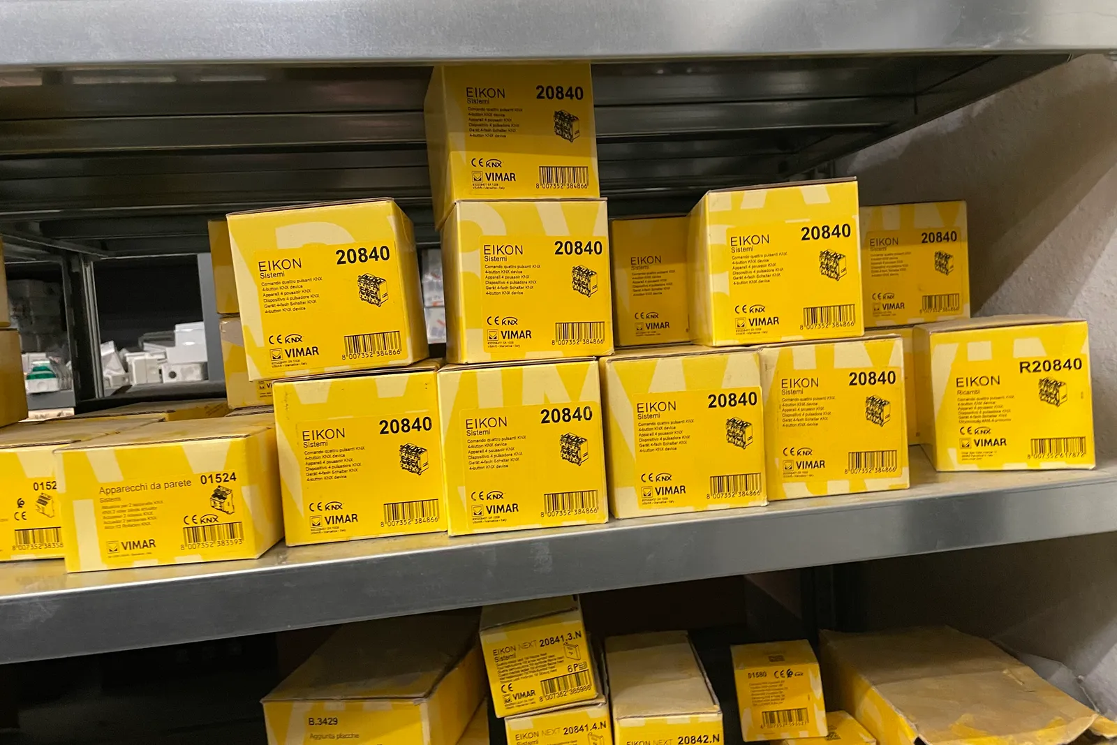 Stock lampade da tavolo, materiale elettrico e minuteria varia, oltre attrezzature e mobili da ufficio