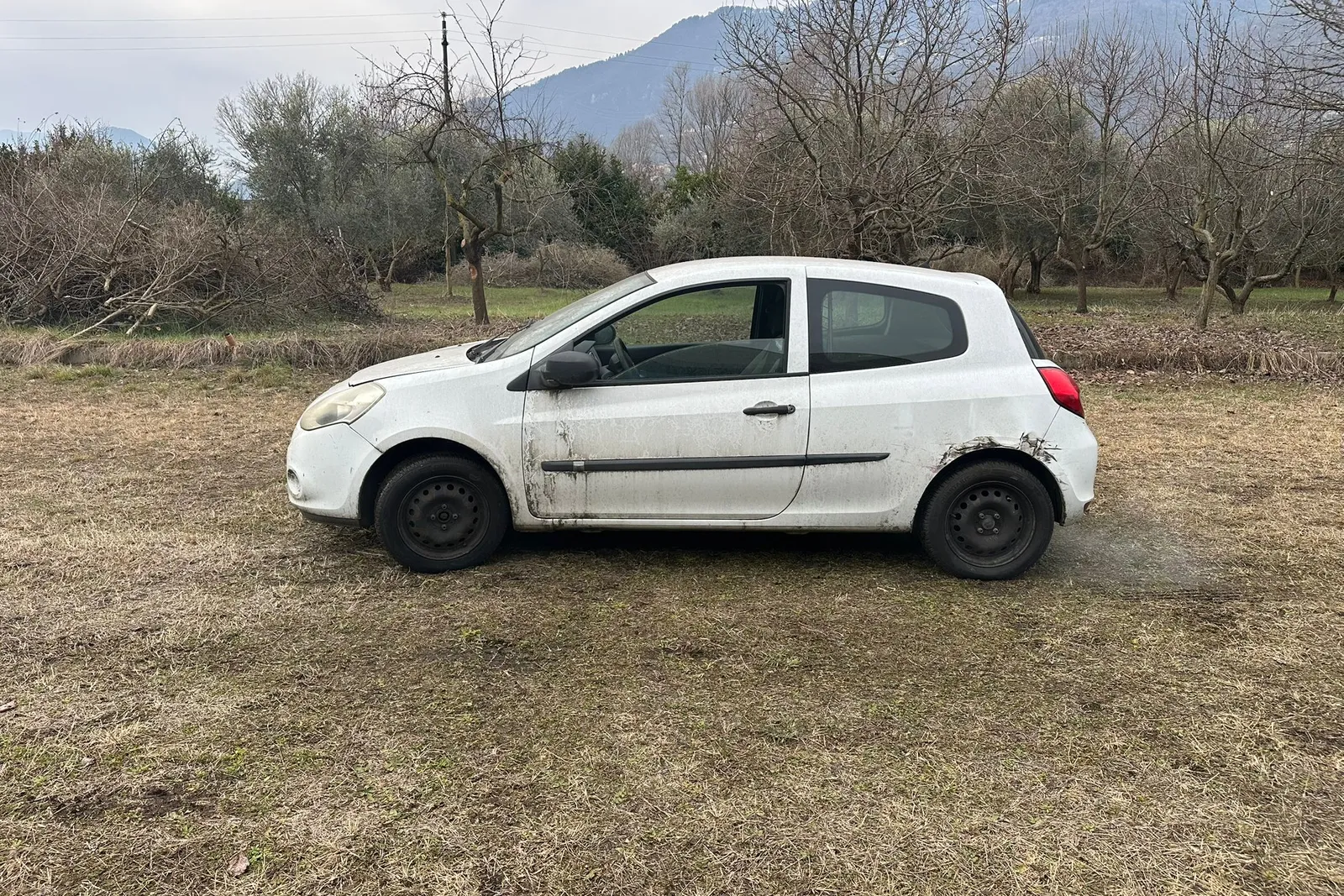 Autocarro Renault Clio targato EP552DN