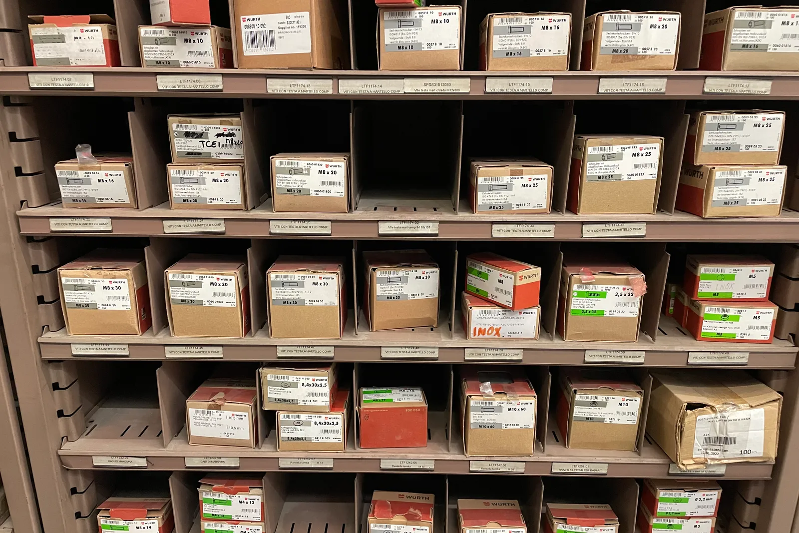 Stock lampade da tavolo, materiale elettrico e minuteria varia, oltre attrezzature e mobili da ufficio