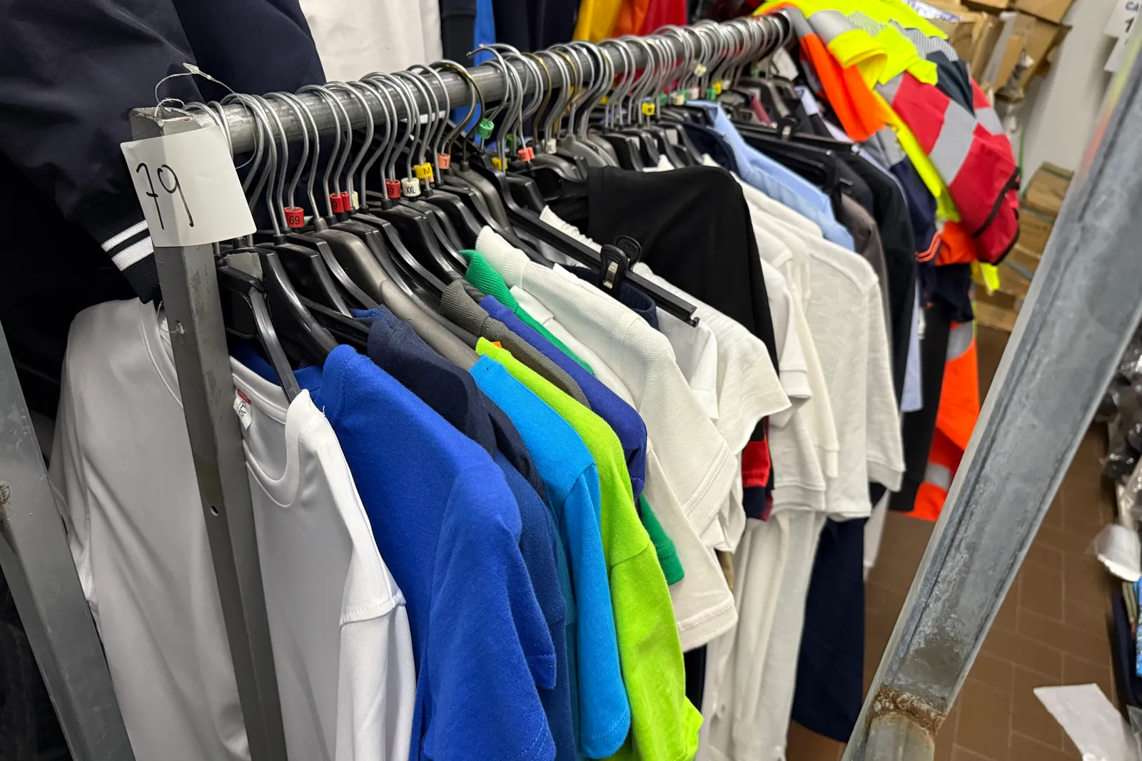 Magazzino tessuti, capi di abbigliamento e accessori – ID da n. 65 a n. 80