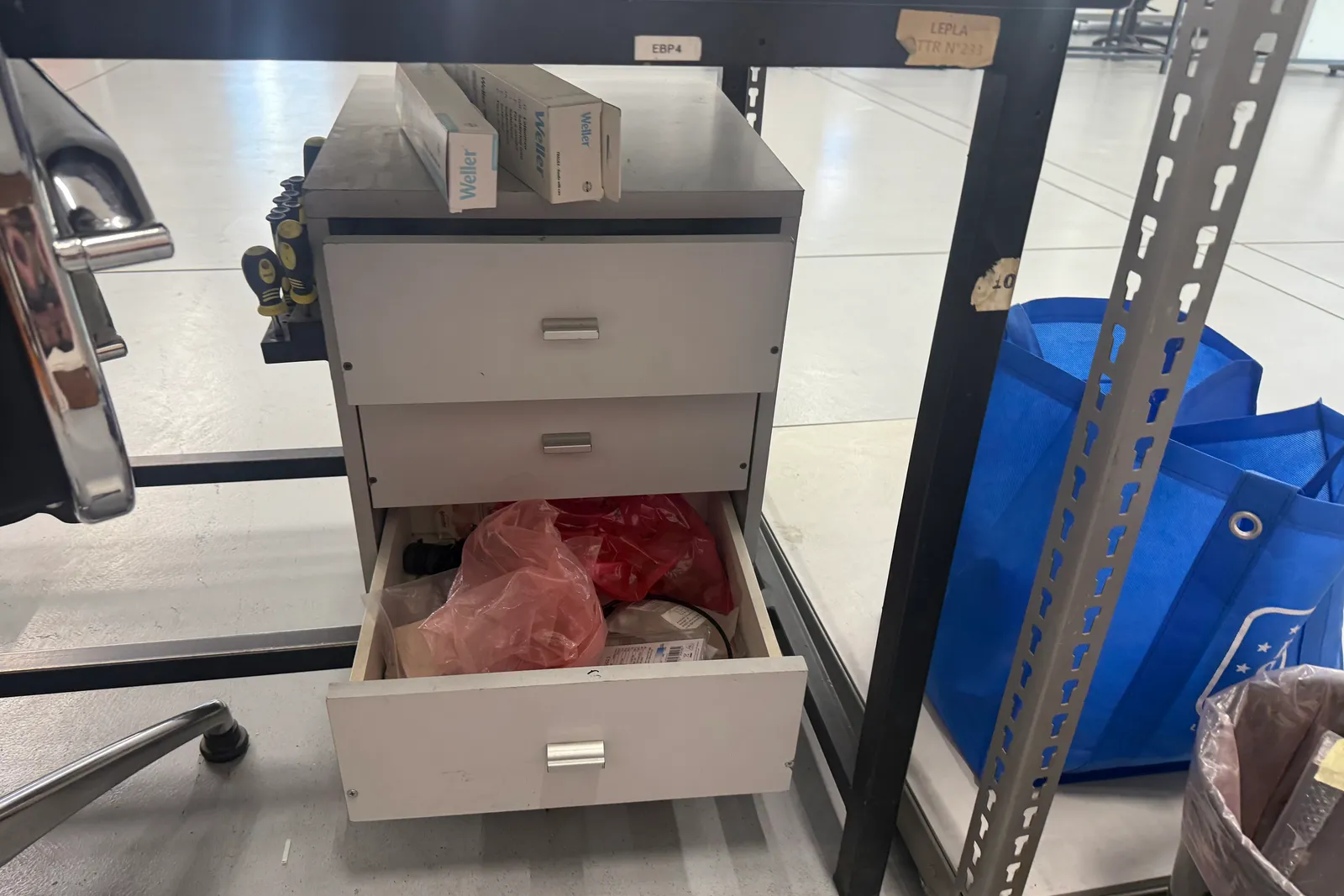 Arredi e macchine elettriche ed elettroniche da ufficio