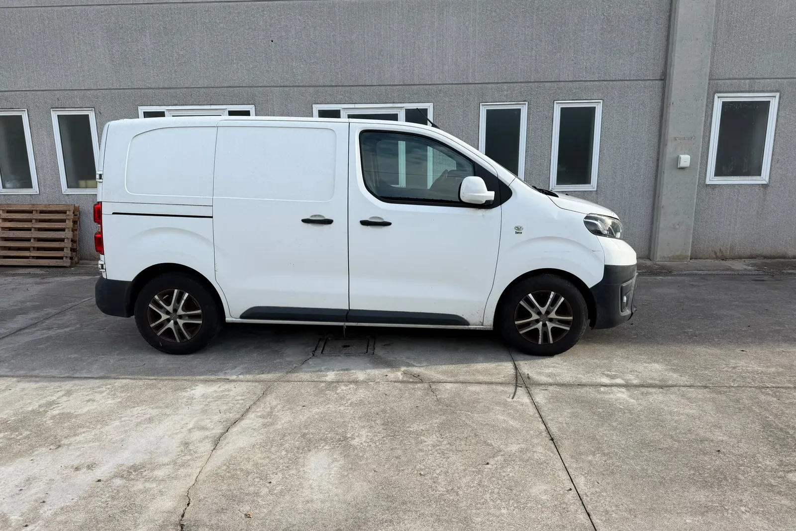 Autocarro Toyota Proace targato FM320CF