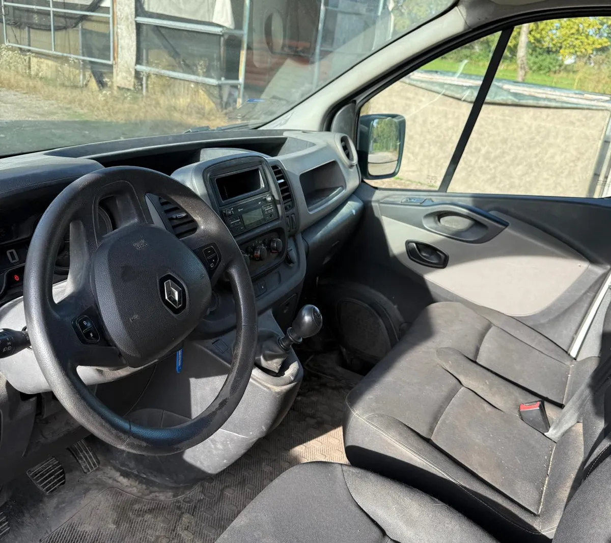 Furgone Renault Trafic targato FF851FC