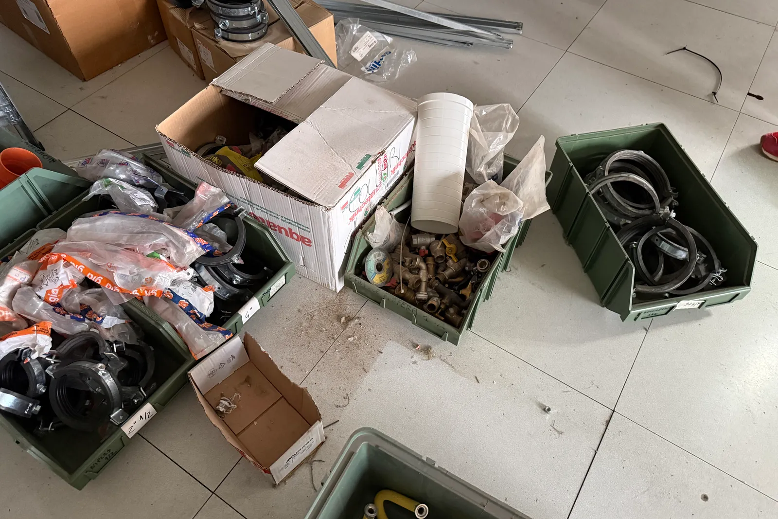 Arredi, scaffali, condizionatori, utensili e minuteria settore idraulico (esclusi ID 37 e beni asserviti all’immobile)
