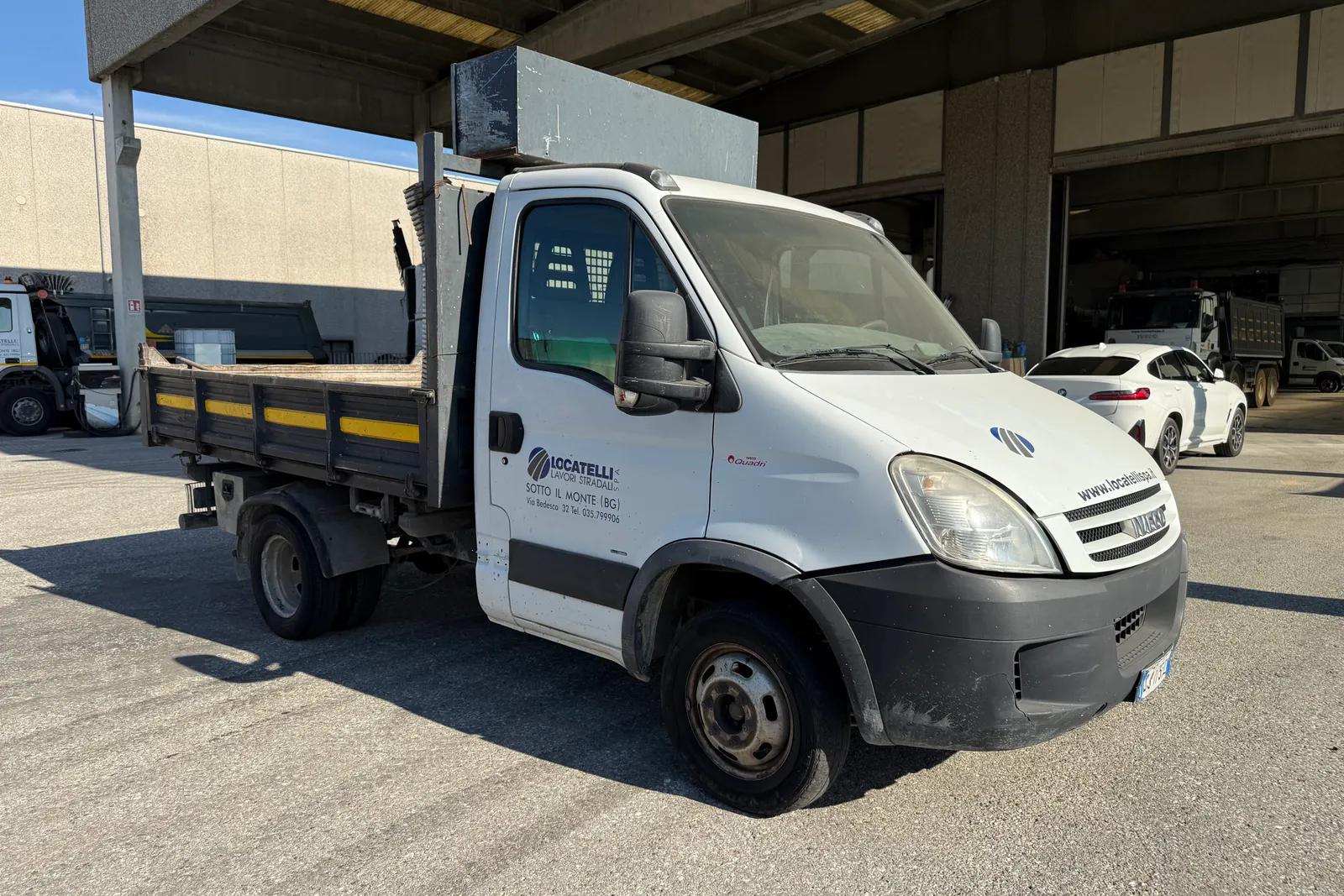 Autocarro ribaltabile Iveco Daily (35E4) targato DJ175EL