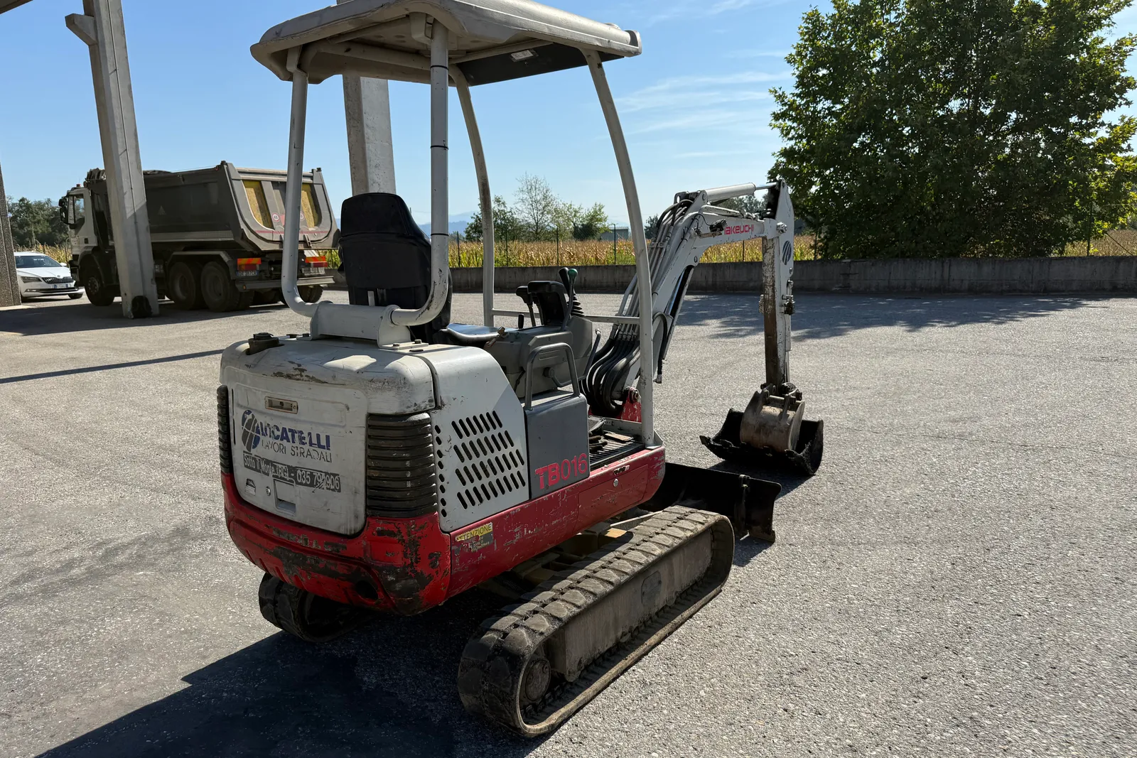 Miniescavatore cingolato Takeuchi mod. TB016S completo di n. 2 benne e coppia di rampe di carico