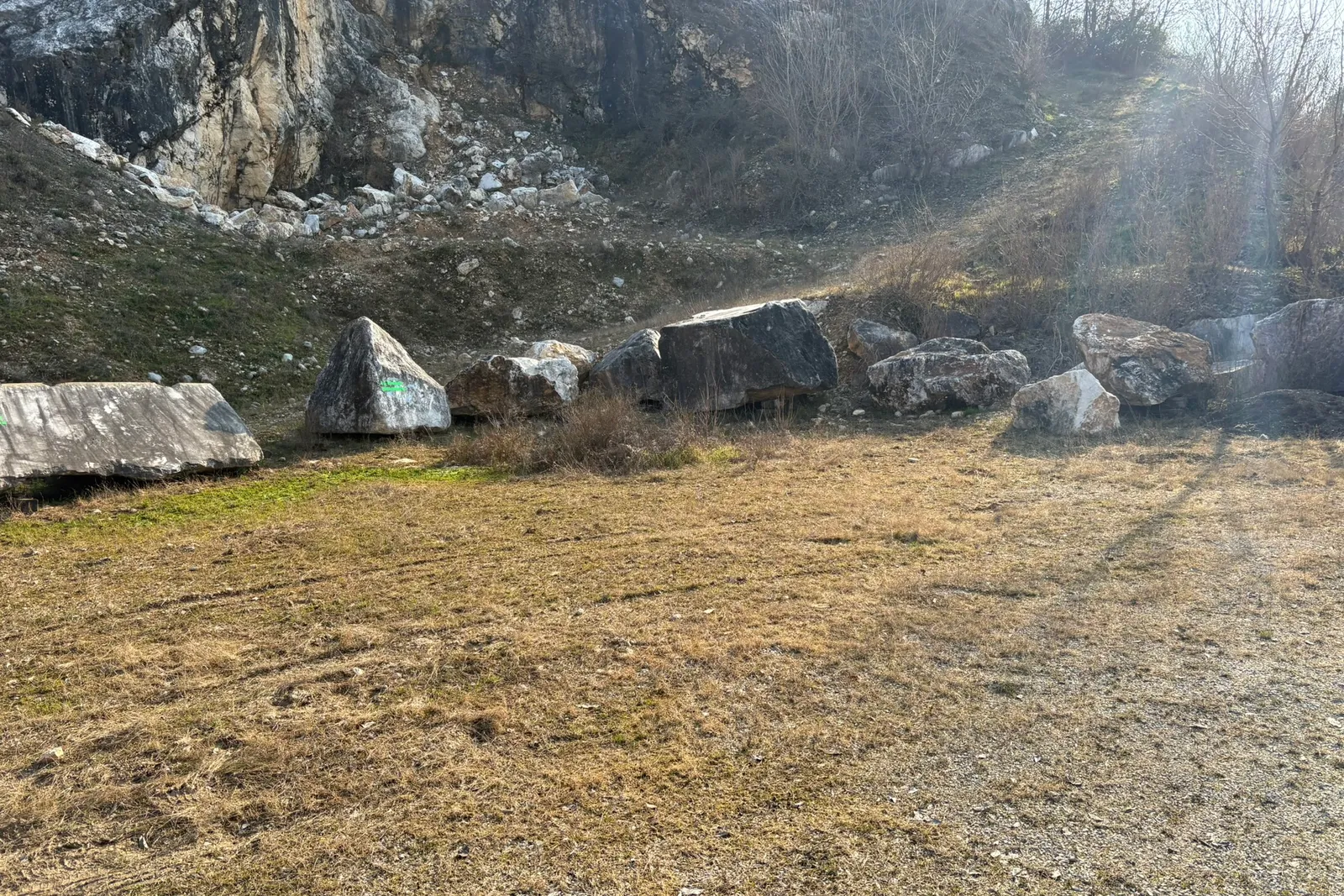 Marmo - rimanenze blocchi, semiblocchi, informi, pietrame, lastre, filagne e piastrelle, lotto espositivo e tavolo da esterno in marmo