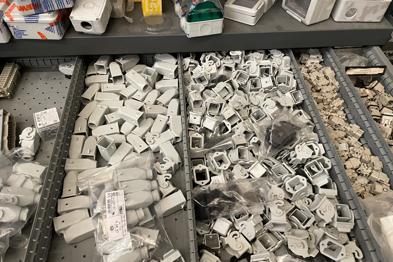 Stock lampade da tavolo, materiale elettrico e minuteria varia, oltre attrezzature e mobili da ufficio