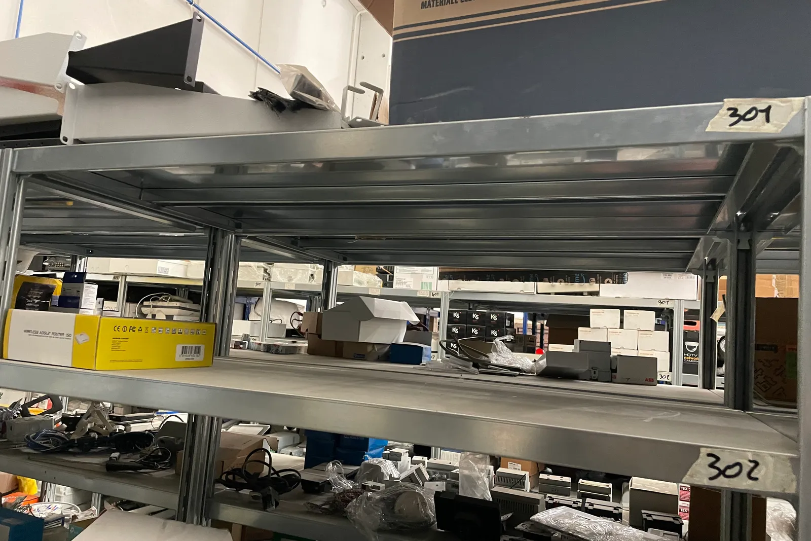Stock lampade da tavolo, materiale elettrico e minuteria varia, oltre attrezzature e mobili da ufficio