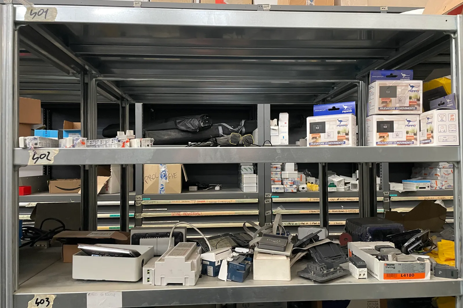 Stock lampade da tavolo, materiale elettrico e minuteria varia, oltre attrezzature e mobili da ufficio