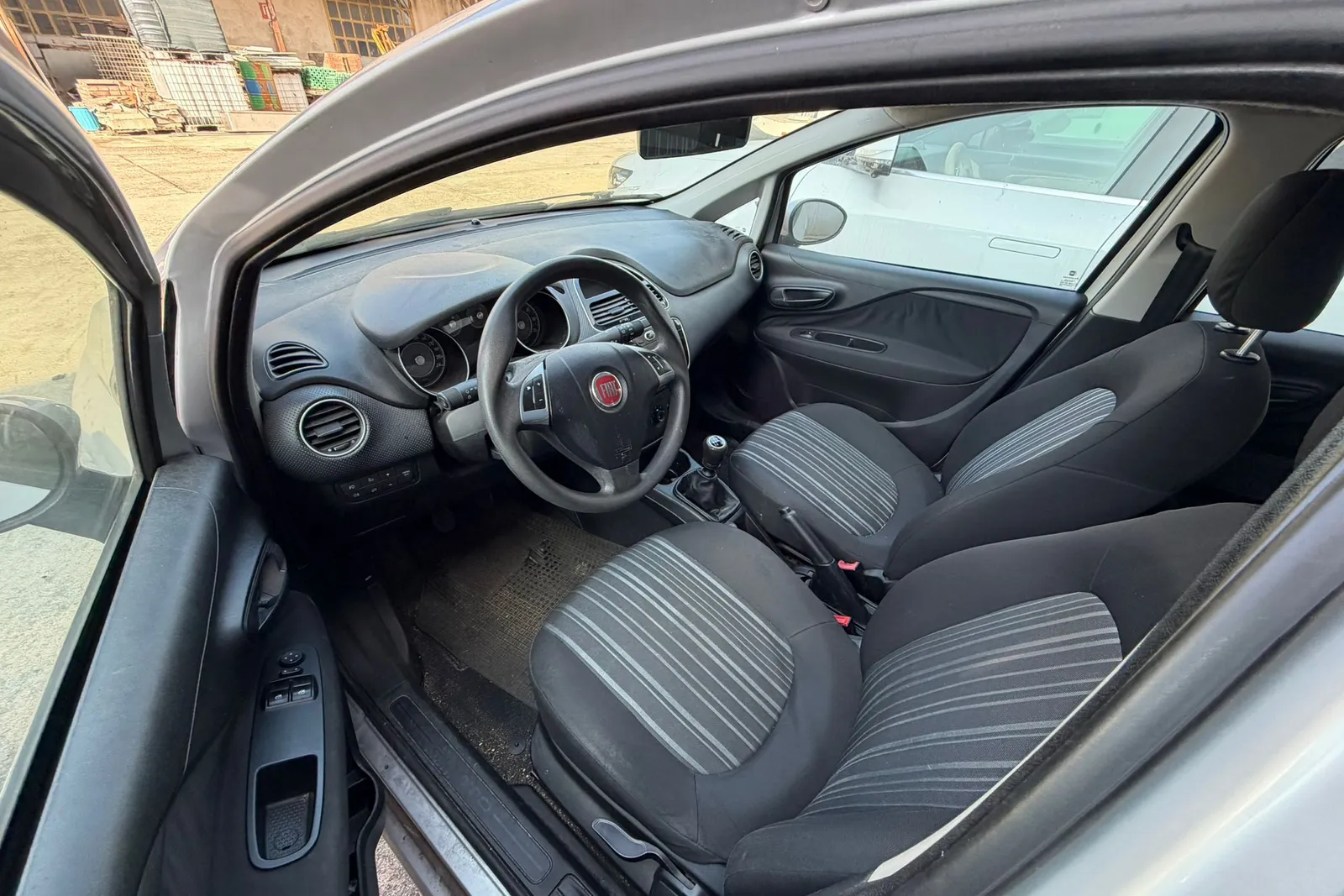 Autoveicolo Fiat Punto targato EL268FE