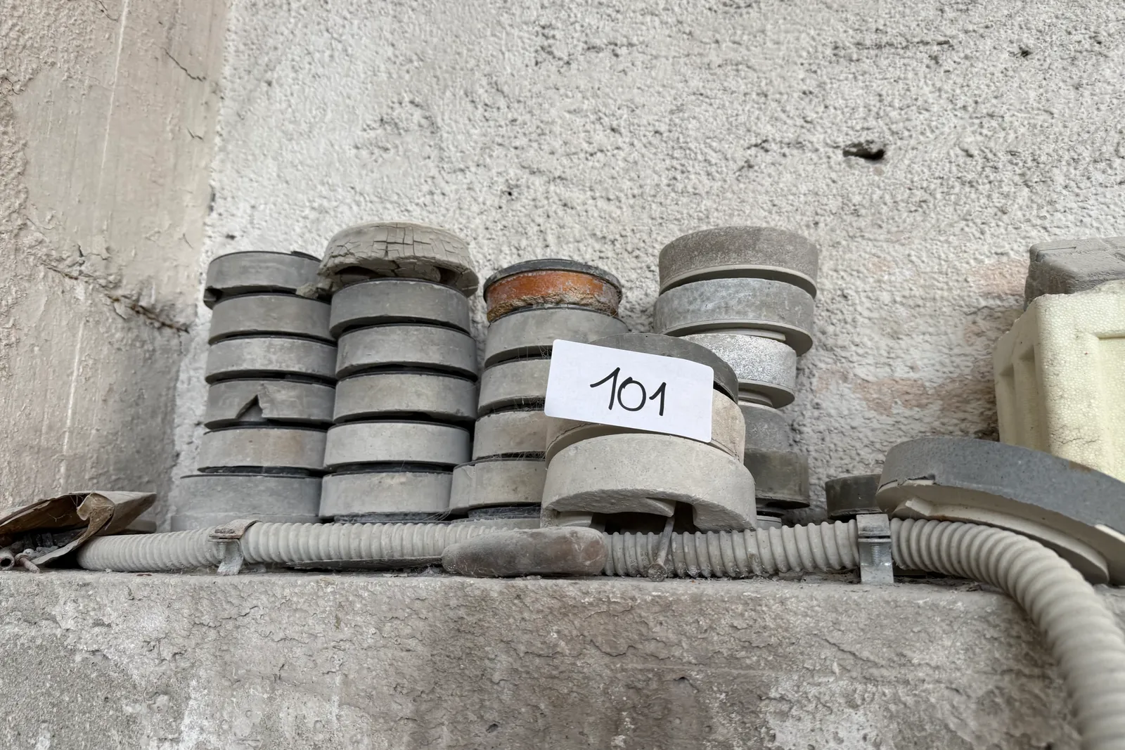 Rimanenze, strutture semifisse e macerie (ID 100, 101, 102, 103, 104)