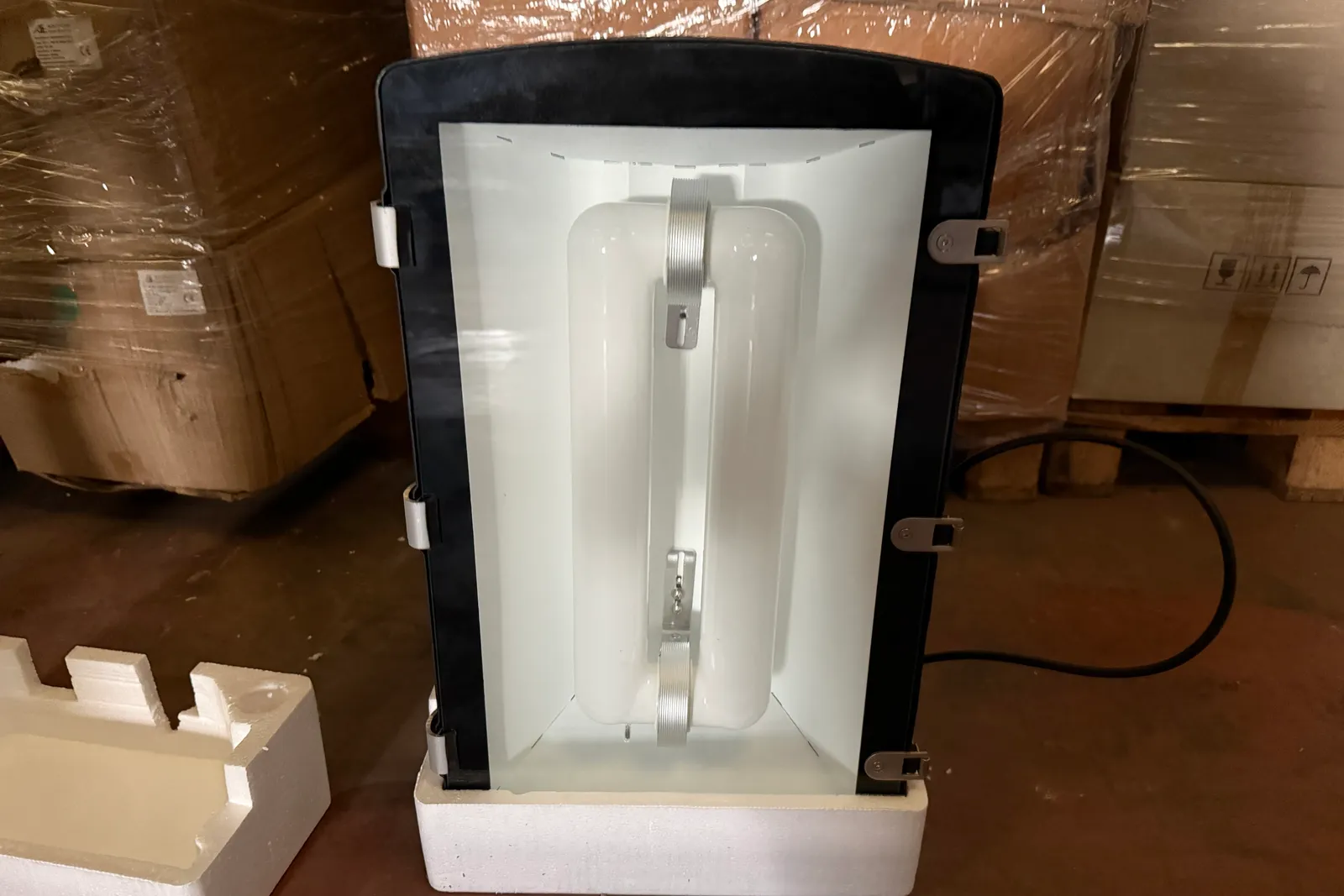 Magazzino lampade ad induzione magnetica, supporti e rimanenze