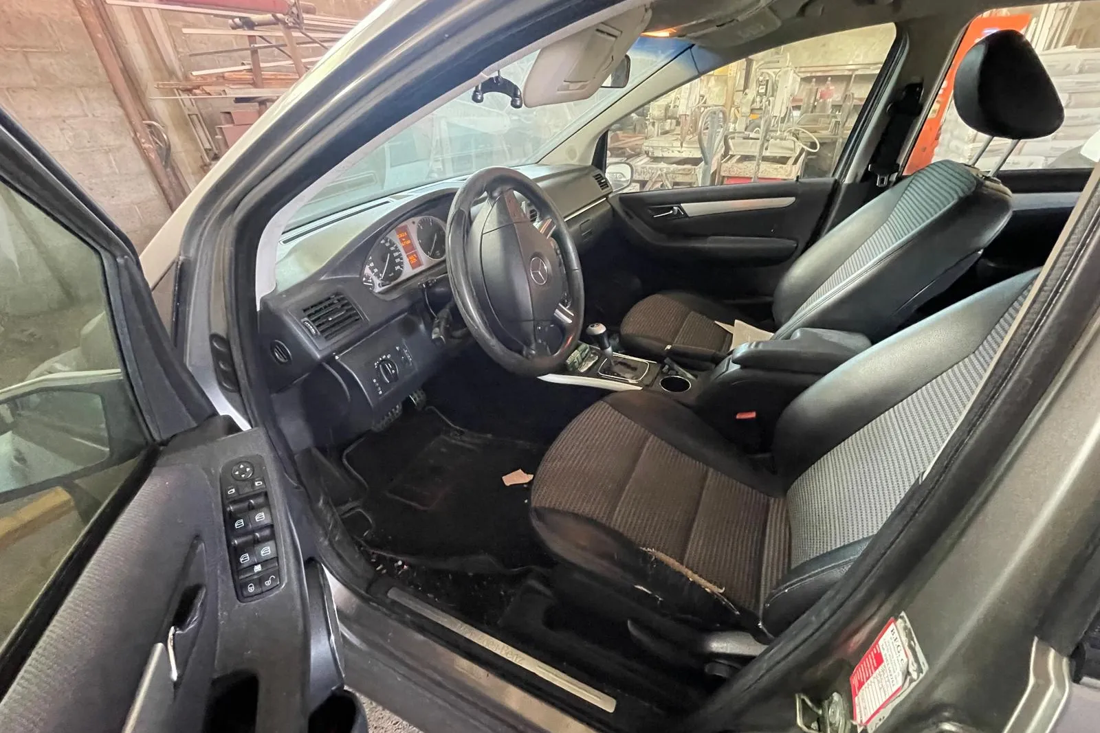 Autovettura Mercedes Classe B 180CDI targata DK547WW