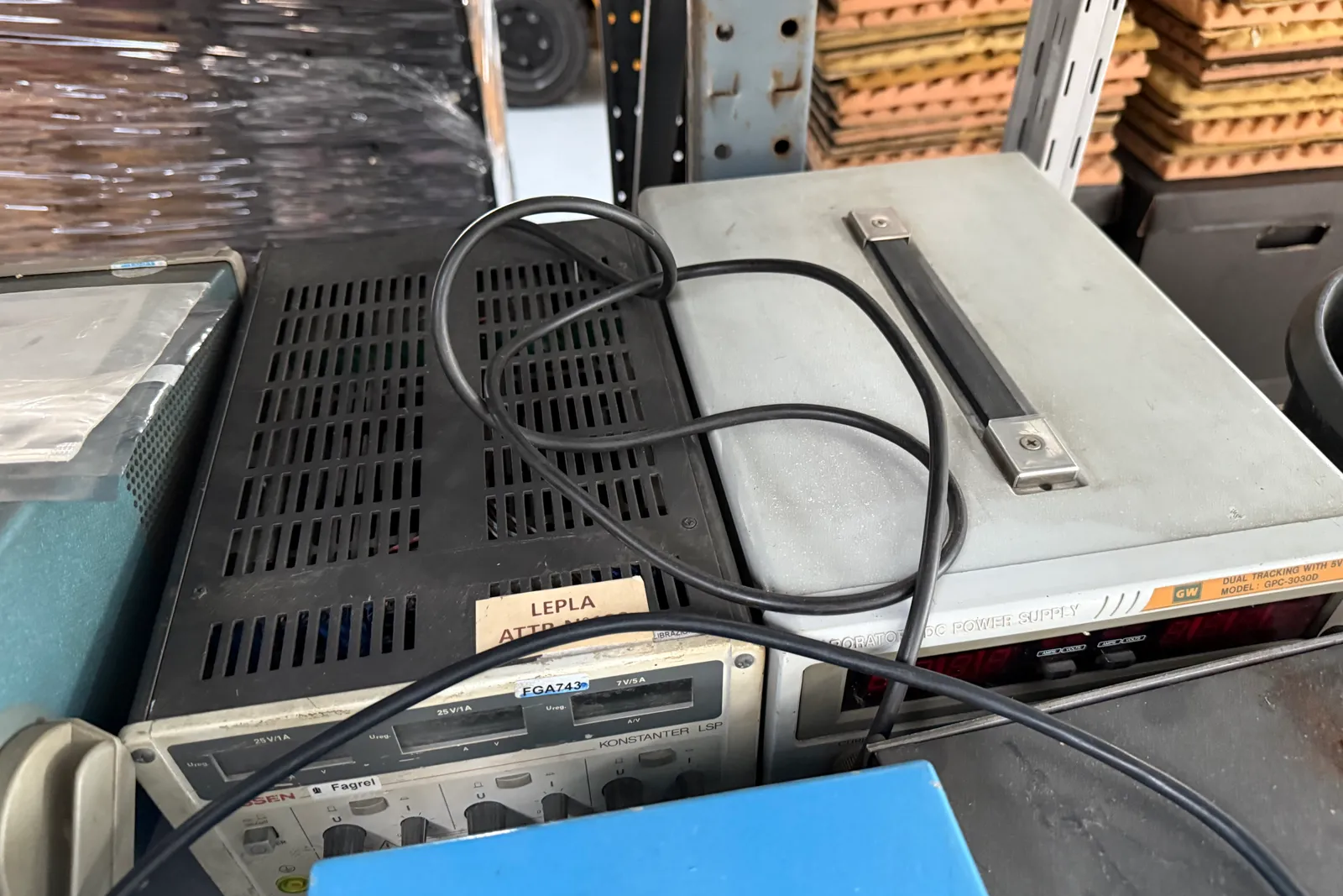 Stazioni saldanti, depuratori elettronici d’aria oltre piccoli attrezzi e componenti varie