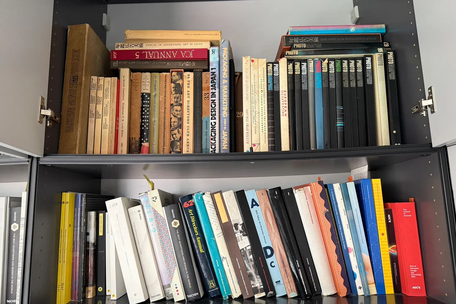 Volumi e riviste a scaffale, oltre stampe originali di uscite pubblicitarie degli anni 1955-1992 e microfiches