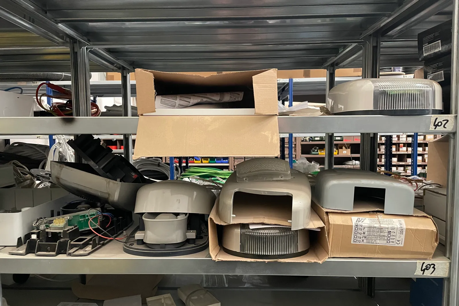 Stock lampade da tavolo, materiale elettrico e minuteria varia, oltre attrezzature e mobili da ufficio