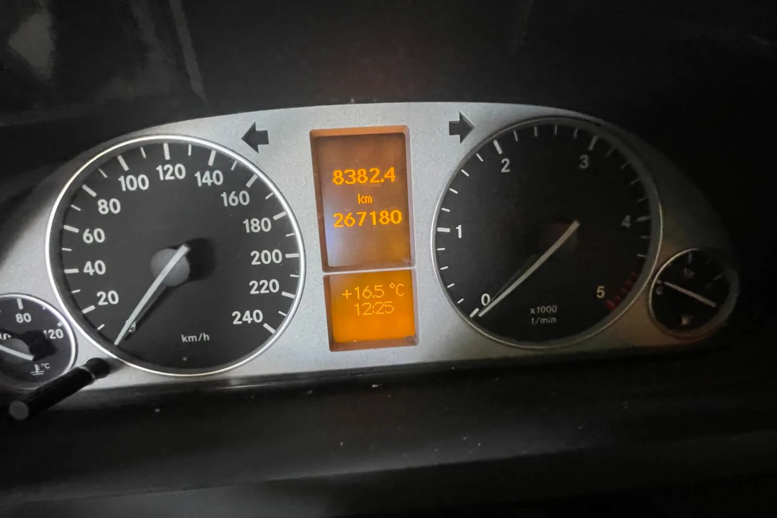 Autovettura Mercedes Classe B 180CDI targata DK547WW