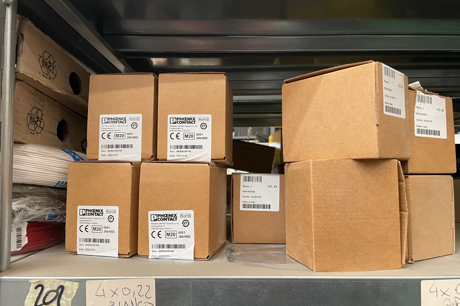 Stock lampade da tavolo, materiale elettrico e minuteria varia, oltre attrezzature e mobili da ufficio