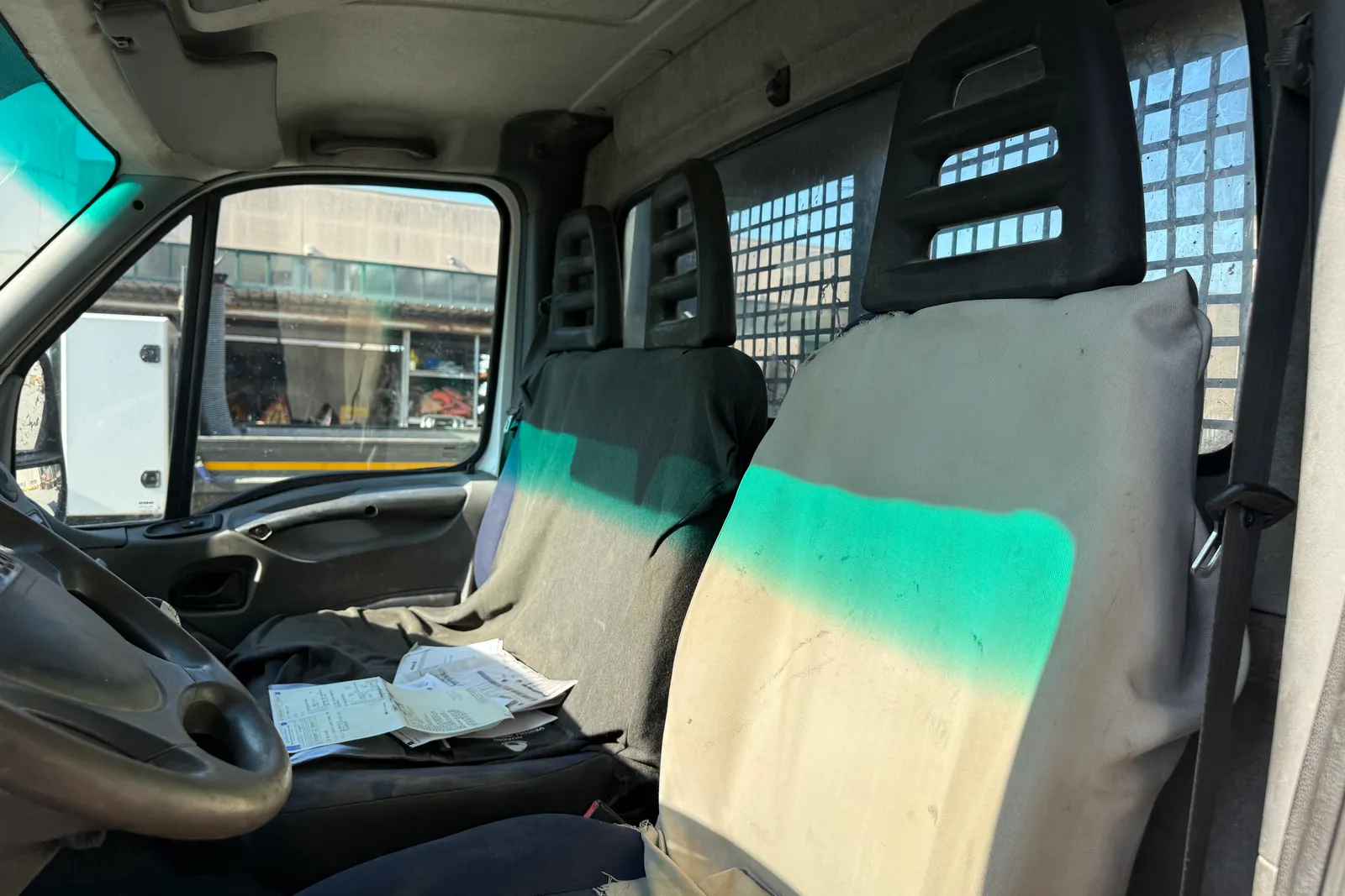 Autocarro ribaltabile Iveco Daily (35E4) targato DJ175EL