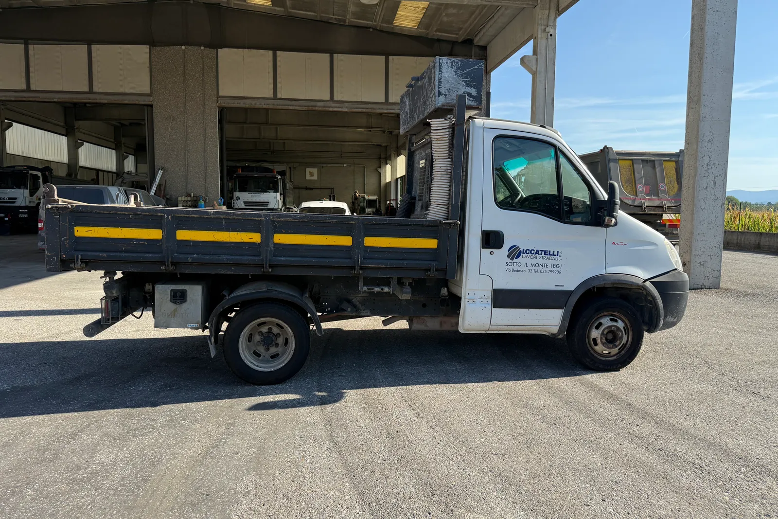 Autocarro ribaltabile Iveco Daily (35E4) targato DJ175EL
