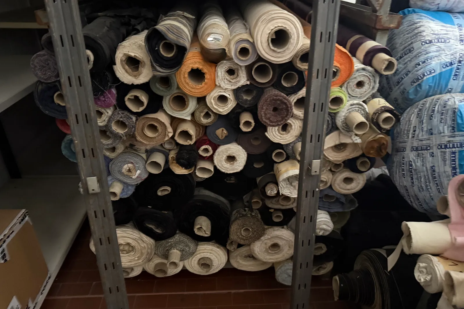 Magazzino tessuti, capi di abbigliamento e accessori – ID da n. 65 a n. 80