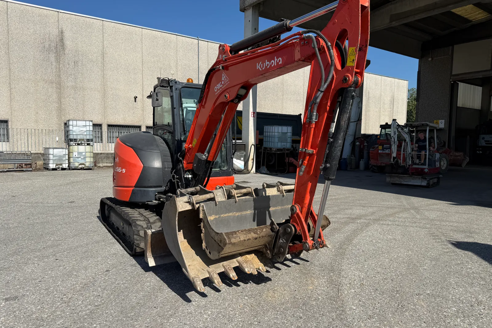 Escavatore Kubota mod. U56-5 completo di n. 3 benne e martello demolitore
