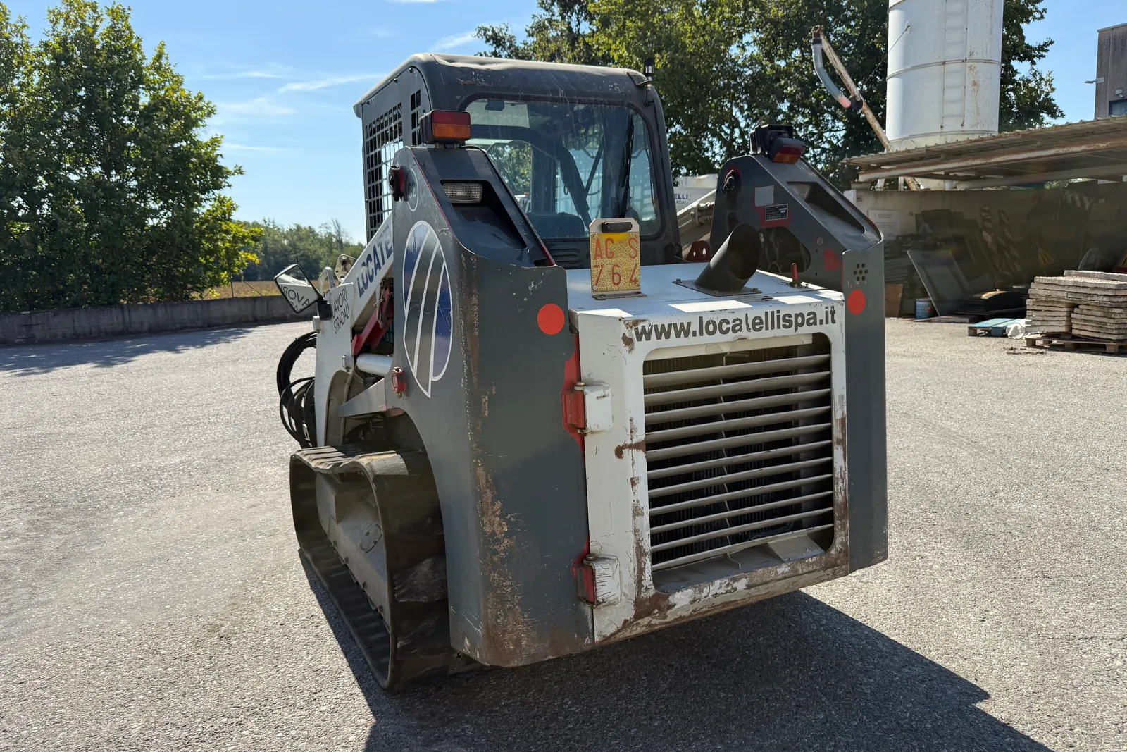 Minipala cingolata Takeuchi mod. TL140 completa di lama livellatrice, spazzatrice, fresa taglia asfalto, lama da neve e strumenti di misura