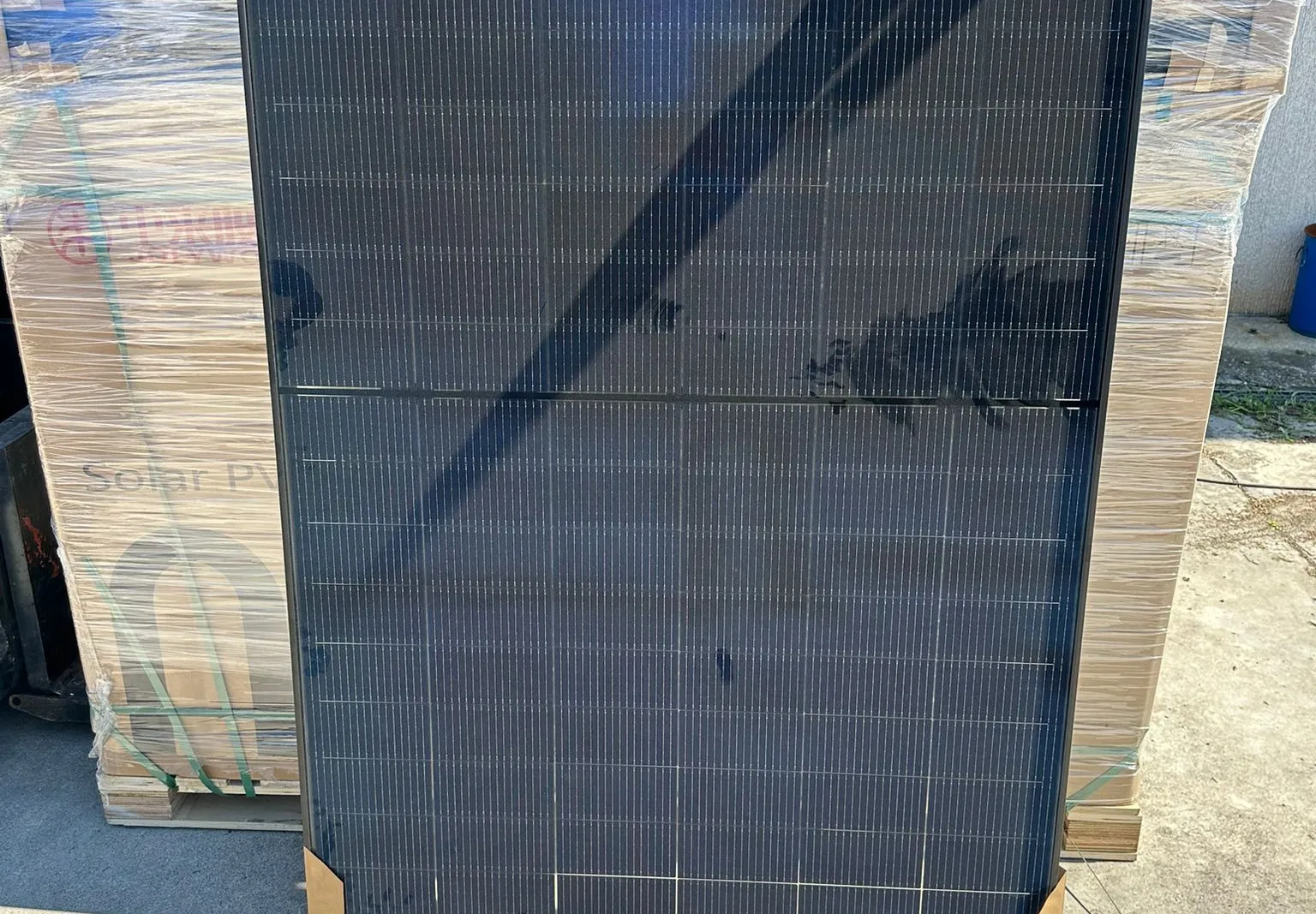 N. 1 bancale contenente n. 56 pannelli solari JW-HD108N-440W full black